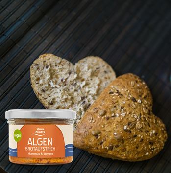 Viva Maris ALGEN Brotaufstrich Hummus & Tomate im Glas und ein Herz Brötchen dahinter