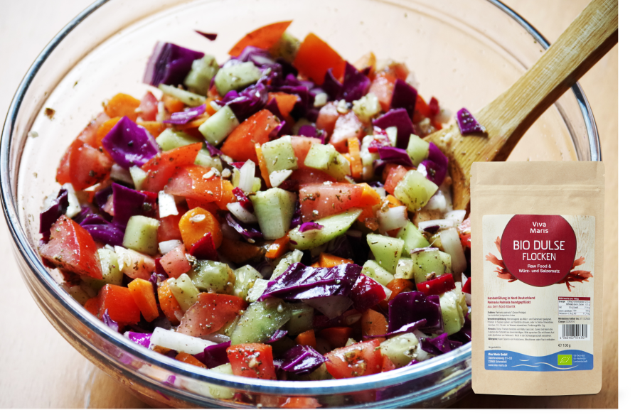 Viva Maris ALGEN Bio DULSE Alge - Flocken im Beutel vor einer Schüssel mit Tomaten-Gurken Salat