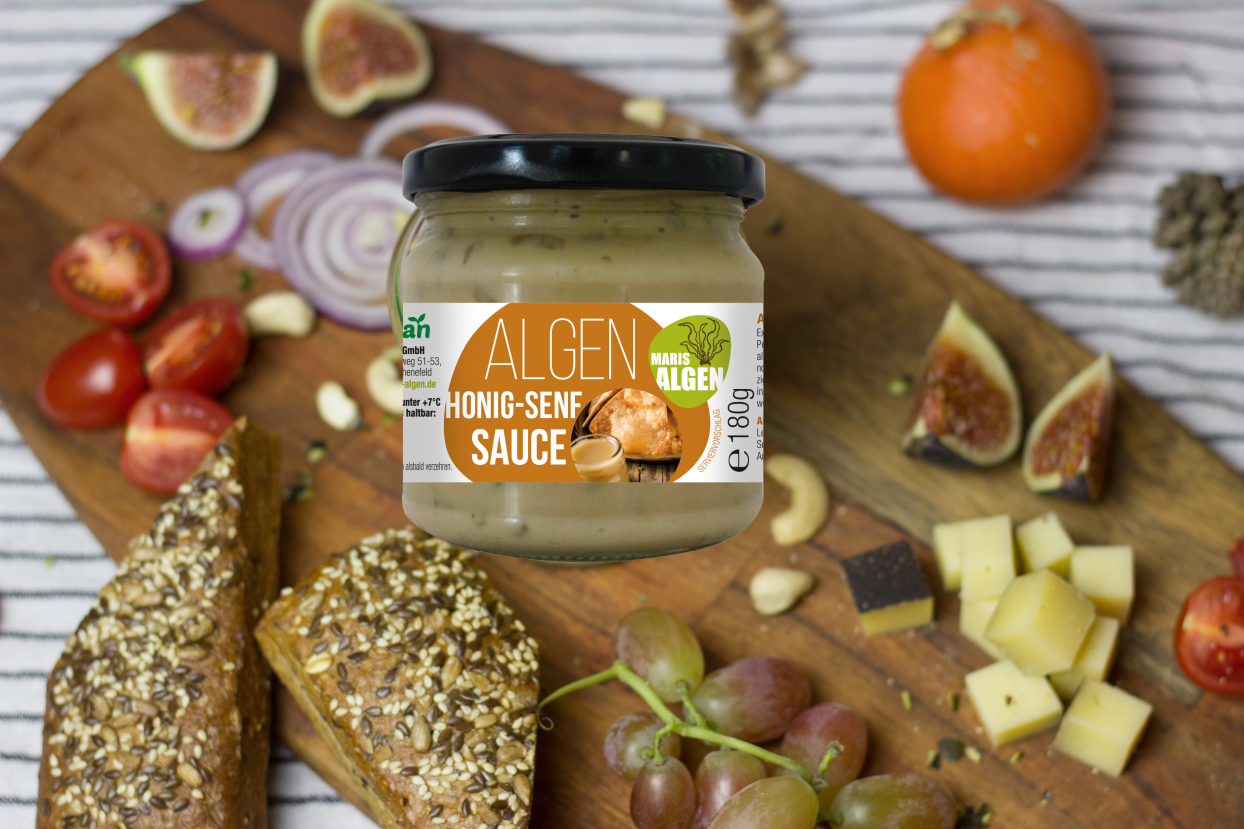 Viva Maris ALGEN Bio Honig-Senf Sauce - Amerikanische Art im Glas und ein Holzbrett mit Käse, Brot, Weintrauben