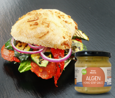 Bio Algen Honig Senf-Saucen neben einem Sandwich