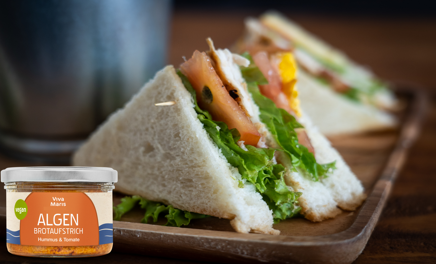 GENIESSER SET - Viva Maris ALGEN Brotaufstrich Hummus & Tomate vor einem Sandwich mit Algen Hummus und Salat und Tomate