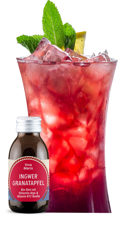 Viva Maris Bio Shot Ingwer Flasche vor einem Cocktailglas mit rotem Saft und Ingwer Bio Shot