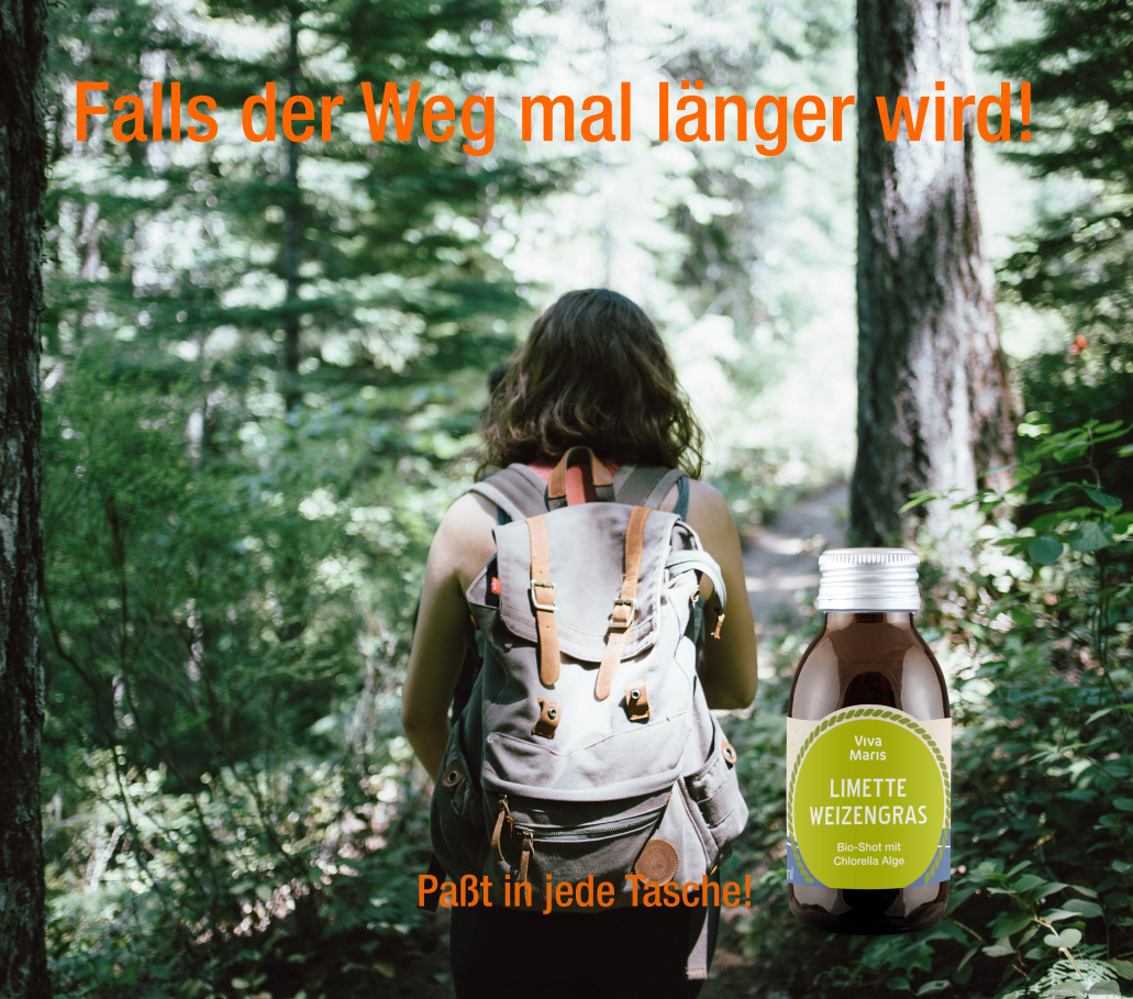 Frau mit Rucksack die im Wald geht davor Viva Maris Bio Shot Limette Flasche mit dem Spruch "Falls der Weg mal länger wird!