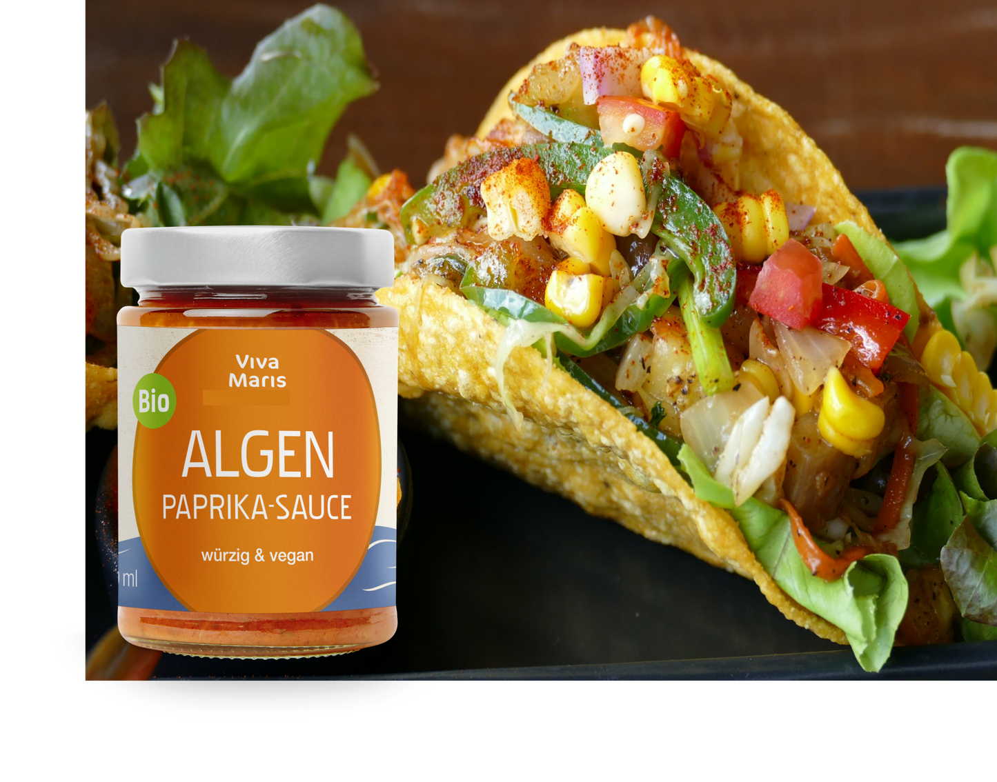 Bio Algen Paprika-Sauce im Glas vor gefülltem Taco