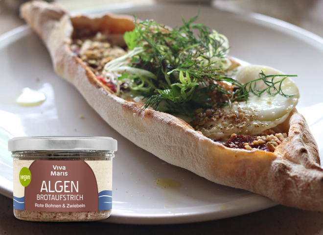 GENIESSER SET - Viva Maris ALGEN Brotaufstrich Rote Bohne & Zwiebel im Glas vor einem Pita Brot gefüllt mit Algen Brotaufstrich und Zwiebeln