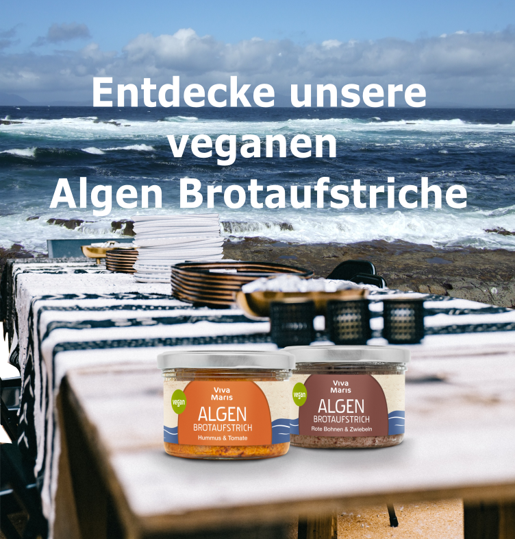 Viva Maris ALGEN Brotaufstrich - rote Bohnen & Zwiebeln und Hummus-Tomate im Glas auf einem Tisch mit Meereskulisse im Hintergrund