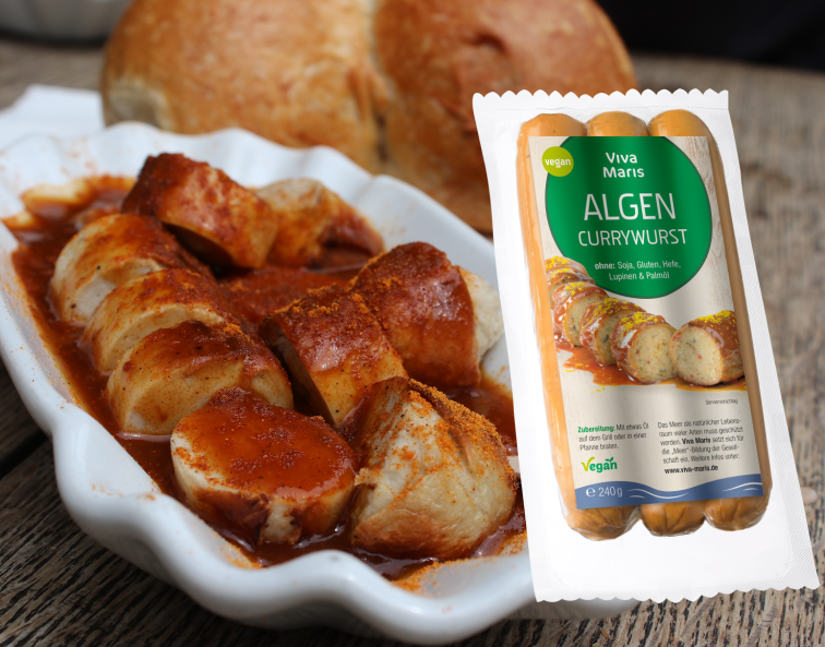 Viva Maris ALGEN Currywurst in Packung vor einer Schüssel mit Currywurst, Ketchup und Curry Pulver