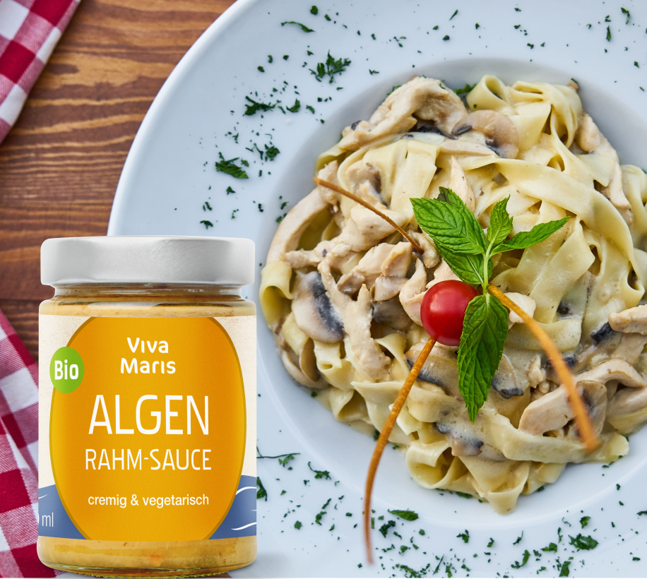 Viva Maris Bio ALGEN Rahm-Sauce im Glas vor einem Teller mit Bandnudeln und Rahmsoße mit Pilzen