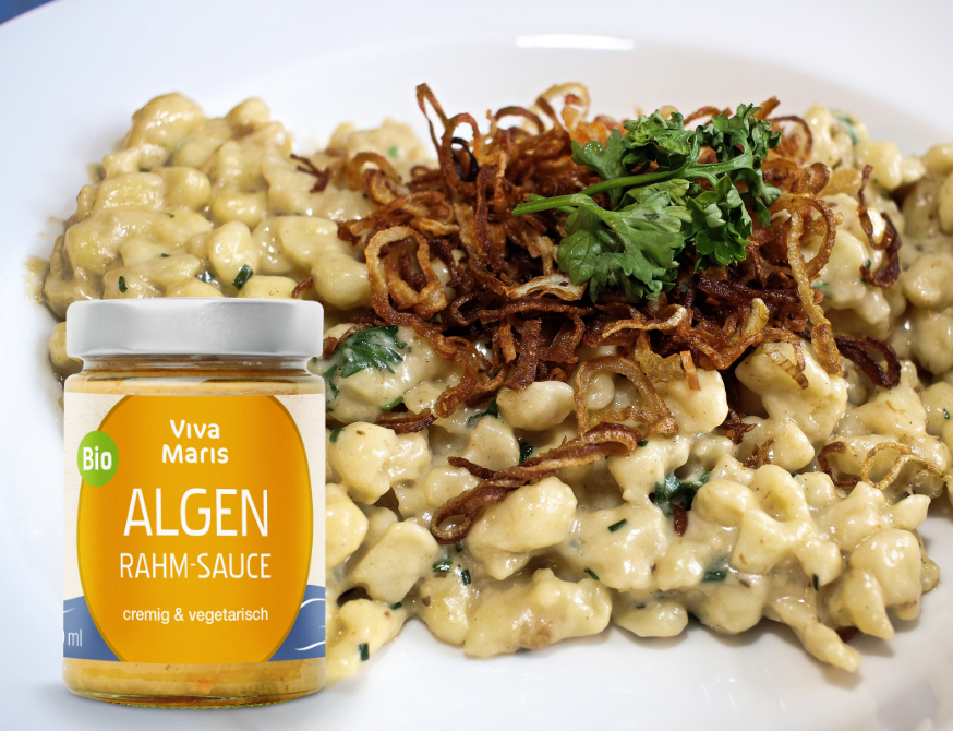 Viva Maris Bio ALGEN Rahm-Sauce im Glas vor Spätzle mit Bio Algen Rahm Sauce und Röstzwiebeln