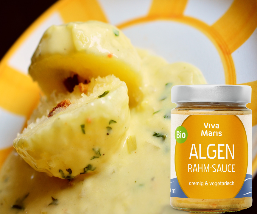 Viva Maris Bio ALGEN Rahm-Sauce im Glas vor einem Teller mit Knödel