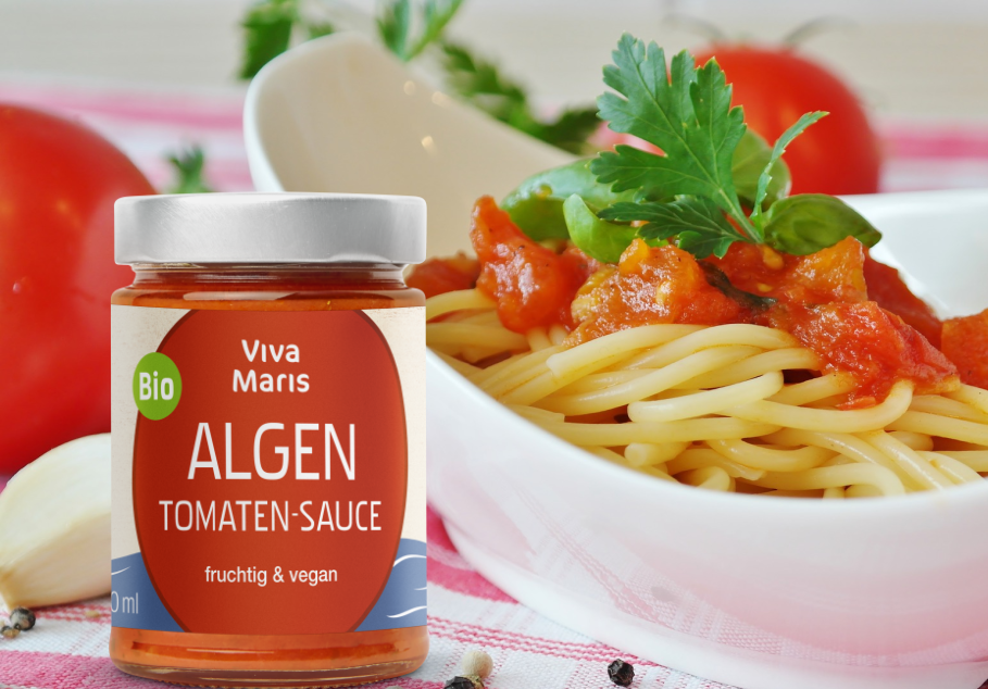 Bio Algen Tomaten-Sauce im Glas vor einem Schüssel mit Spaghetti und Algen Tomaten Sauce
